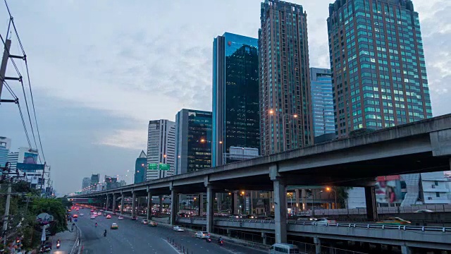 时间流逝从白天到夜晚泰国曼谷市的交通