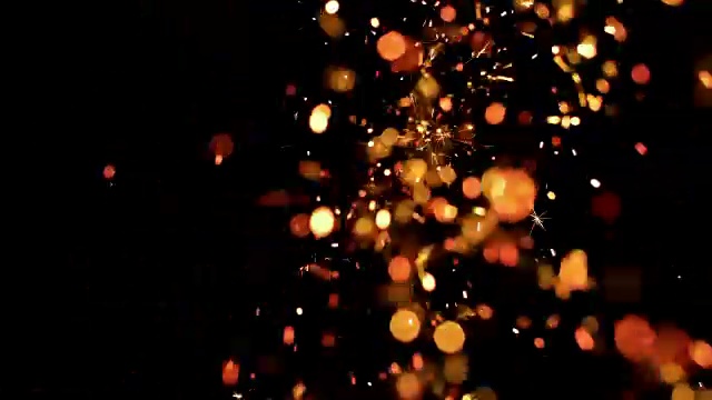 SLO MO爆竹在黑色背景上闪闪发光