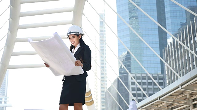 详情图-在户外工作的女建筑师
