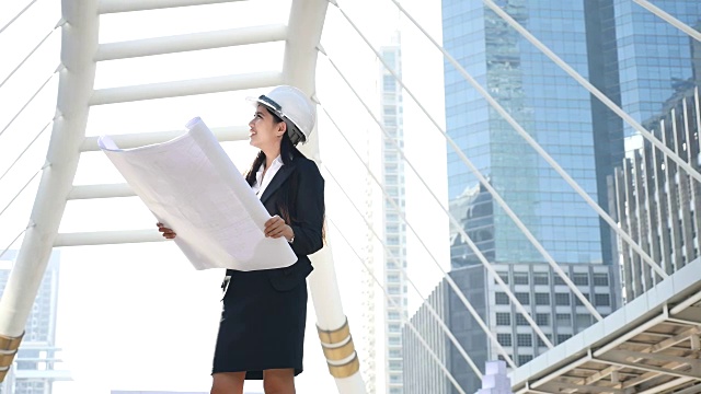 详情图-在户外工作的女建筑师