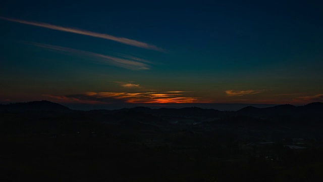詳情圖-日出和薄霧籠罩著山。
