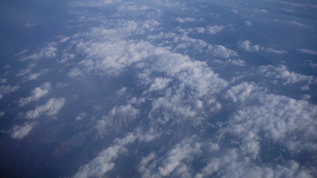 飞机上的山景