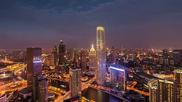 T/L WS HA ZI鸟瞰图美妙的城市景象，白天到夜晚过渡/天津，中国