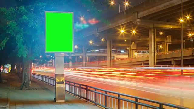 4K Time Lapse 4096x2160:交通运动和绿色广告牌与ProRes 422HQ(模糊内容)。