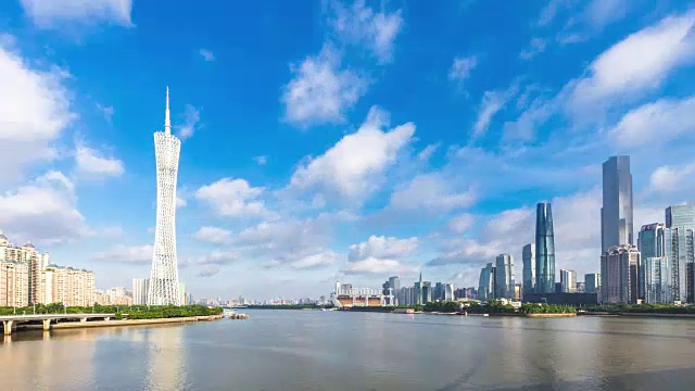 现代化的办公大楼在广州河边的蓝天。间隔拍摄