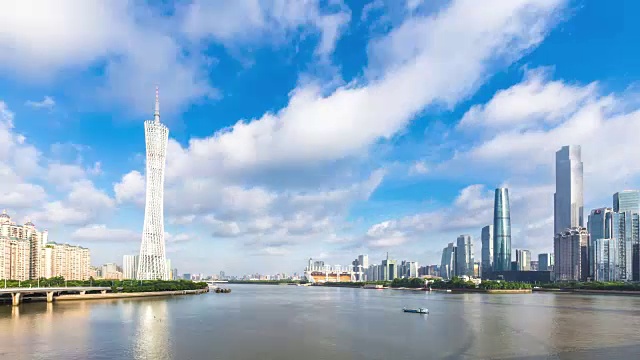 詳情圖-現(xiàn)代化的辦公大樓在廣州河邊的藍(lán)天。間隔拍攝