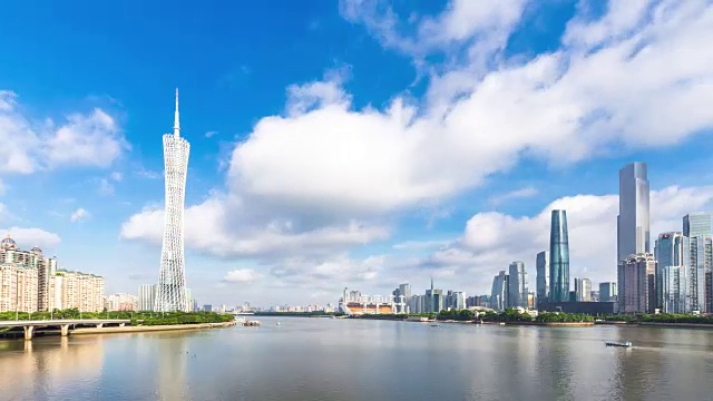 詳情圖-現(xiàn)代化的辦公大樓在廣州河邊的藍(lán)天。間隔拍攝