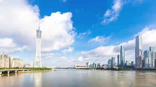 詳情圖-現(xiàn)代化的辦公大樓在廣州河邊的藍(lán)天。間隔拍攝