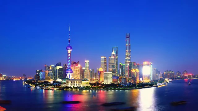 从白天到夜晚的上海天际线