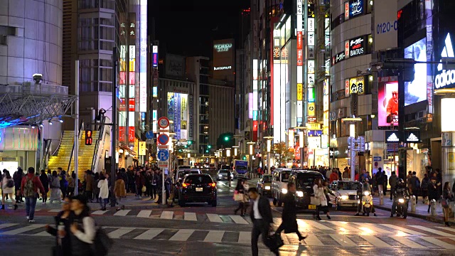 挤在日本东京涩谷的人群中