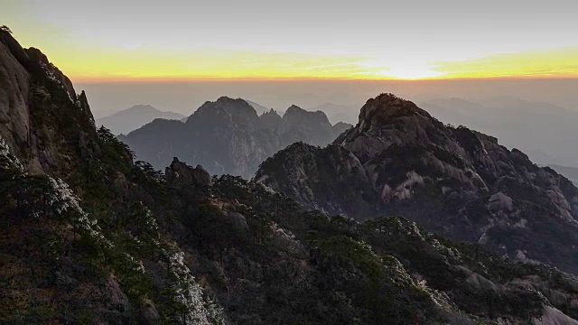 中国东部黄山的龟峰观景台。