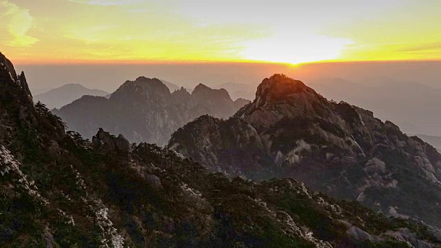 詳情圖-中國東部黃山的龜峰觀景臺。
