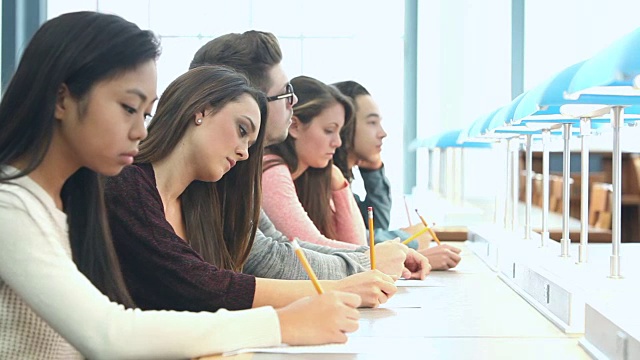 五名高中生或大学生参加考试