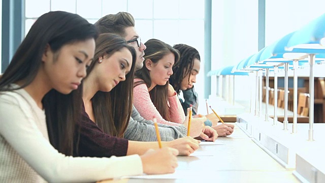 详情图-五名高中生或大学生参加考试