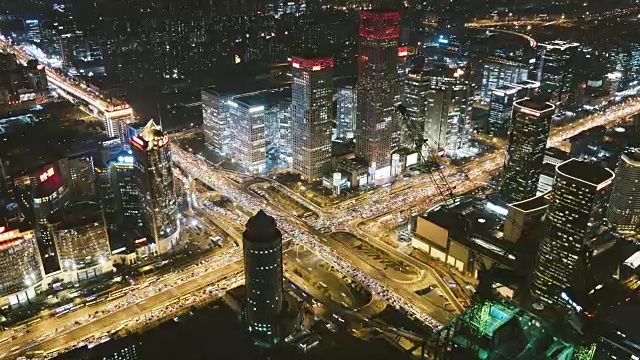 T/L WS HA ZI北京中央商务区和灯火通明的摩天大楼在晚上/中国北京