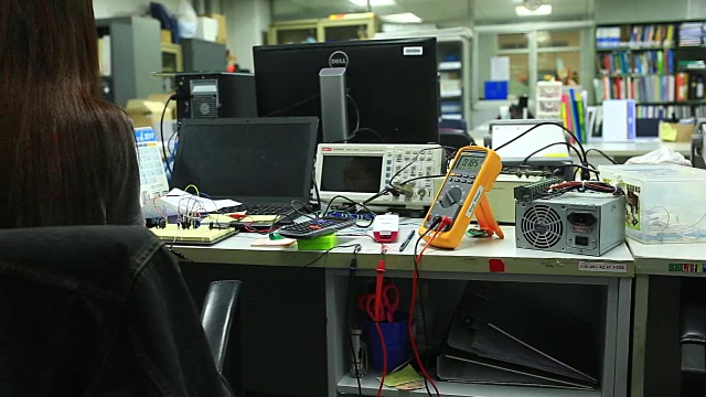 电子工程师检查电路板