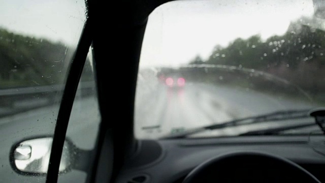 在雨中开车