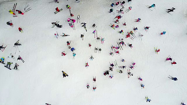 滑雪者准备滑雪的航拍