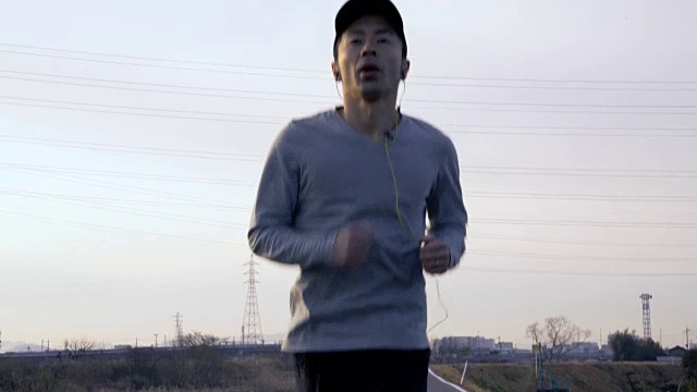 一个中年男人在早晨跑步的特写