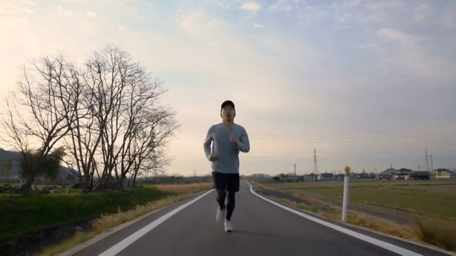 一个中年男人在早晨跑步的中等镜头