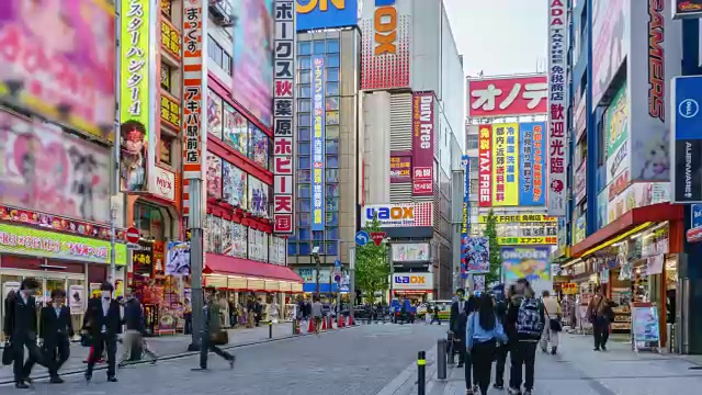 详情图-T/L,WS,ZI:行人cT/L,WS,ZO:行人拥挤的购物秋叶原电力镇在Tokto，日本。
