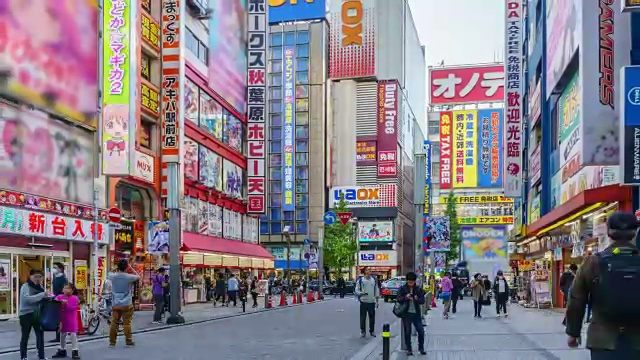 详情图-T/L,WS,ZI:行人cT/L,WS,ZO:行人拥挤的购物秋叶原电力镇在Tokto，日本。