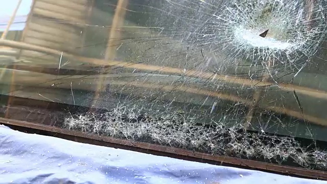 技术人员用锤子修理汽车挡风玻璃。有选择性的重点。