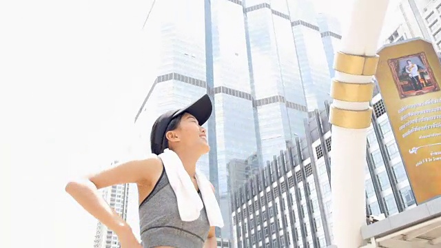 年轻女子在锻炼后微笑