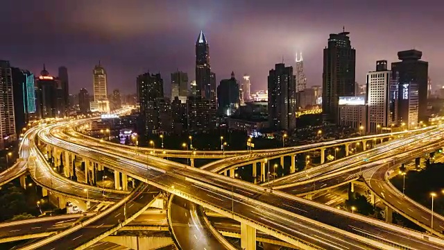 T/L WS HA ZI高峰时刻，交通螺旋围绕延安大桥，日夜过渡/中国上海
