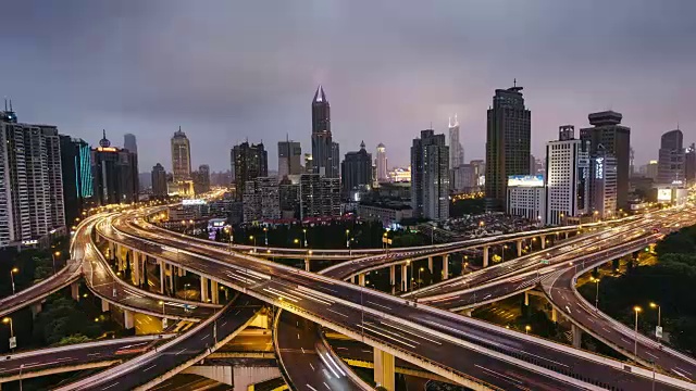 詳情圖-T/L,WS,HA,ZI高峰時(shí)刻，交通螺旋圍繞延安大橋，日夜過(guò)渡/中國(guó)上海