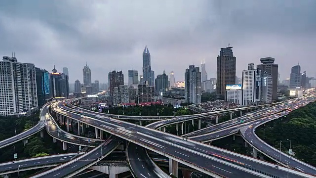 詳情圖-T/L,WS,HA,ZI高峰時(shí)刻，交通螺旋圍繞延安大橋，日夜過(guò)渡/中國(guó)上海