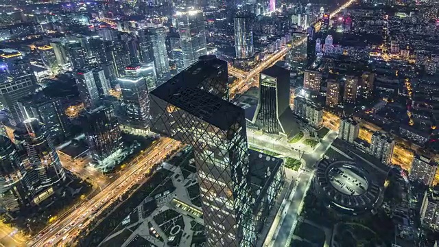 T/L WS HA ZO鸟瞰图北京天际线和摩天大楼在CBD地区在晚上/北京，中国