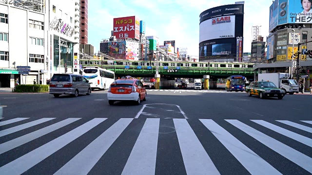 在日本东京的新宿挤满了人