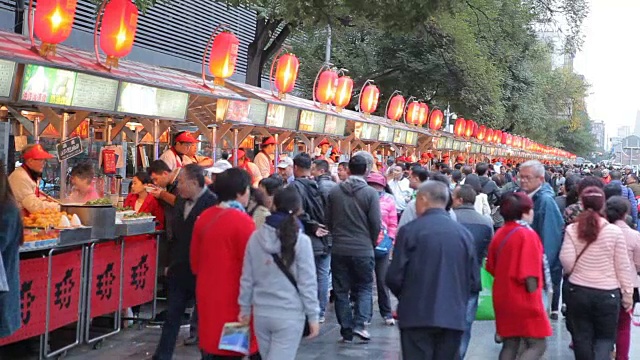 中国北京，人们走在王府井大街上