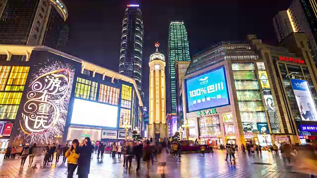 重庆商业广场上人头攒动。时间流逝