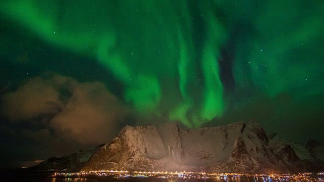 在挪威罗浮敦群岛的夜空和云层上空，4K时间的北极光(北极光)