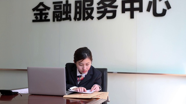 实时银行出纳员正在处理业务