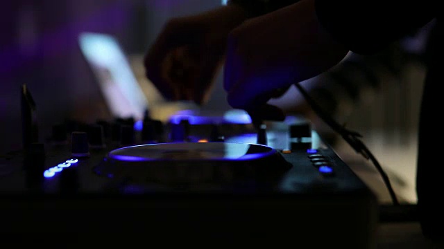 手Dj甲板/转盘在迪斯科派对夜总会