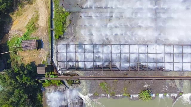 鸟瞰图的冷却系统和水处理厂。工业景观。糖工厂。