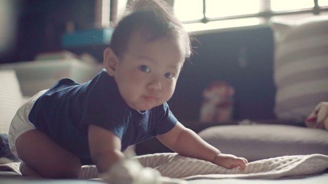 详情图-6-11个月大的男婴独自坐着