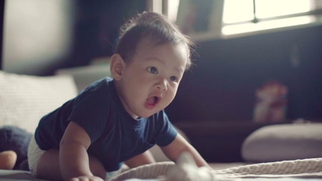 详情图-6-11个月大的男婴独自坐着
