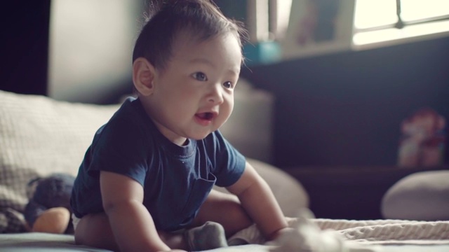 详情图-6-11个月大的男婴独自坐着