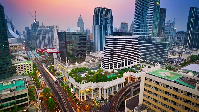曼谷市中心的写字楼，购物中心，空中列车