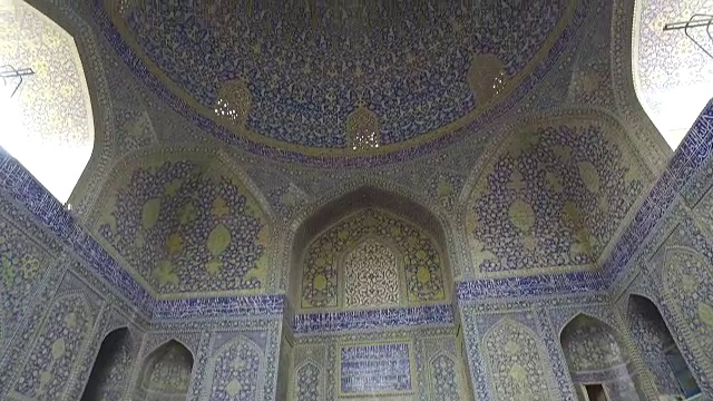 在Naghsh-e Jahan清真寺的圆顶内