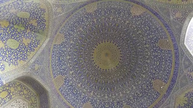 在Naghsh-e Jahan清真寺的圆顶内