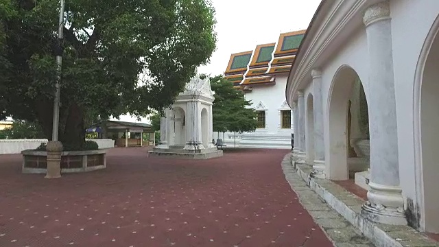 在塔周围散步