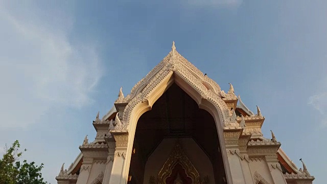 绕着白殿散步