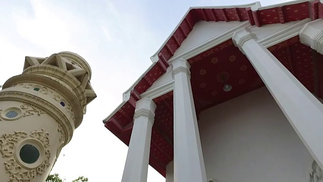 绕着白殿散步