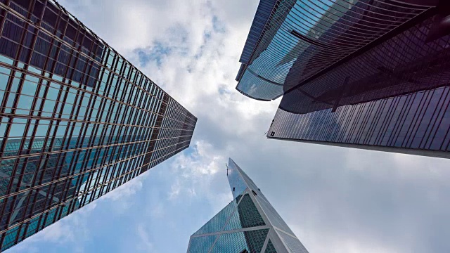 4K时间推移:香港城市的高层摩天大楼的垂直视图。现代城市商务区背景