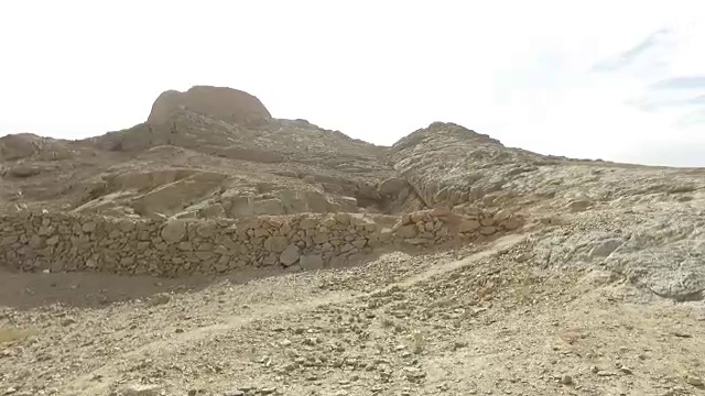 在伊朗亚兹德沉默塔周围散步